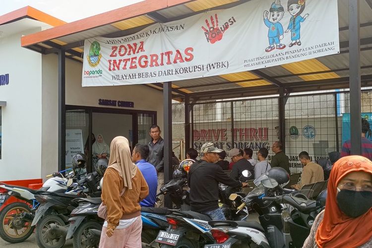 Situasi dan kondisi halaman depan Kantor Samsat Soreang, Kabupaten Bandung, Jawa Barat, mulai dipenuhi warga yang hendak membayar pajak lantaran kemudahan dari kebijakan Gubernur Jawa Barat Dedi Mulyadi, Kamis (20/3/2025)