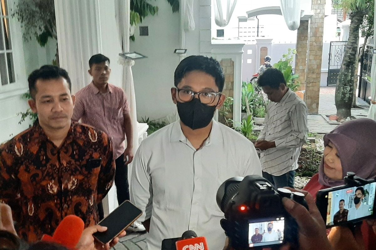 Kakak pertama Erina Gudono, Allen Adam Rinaldy Gudono saat menemui wartawan di kediamanya Purwosari RT 03/RW 59, Sinduadi, Kapanewon Mlati, Kabupaten Sleman, Sabtu (3/12/2022).