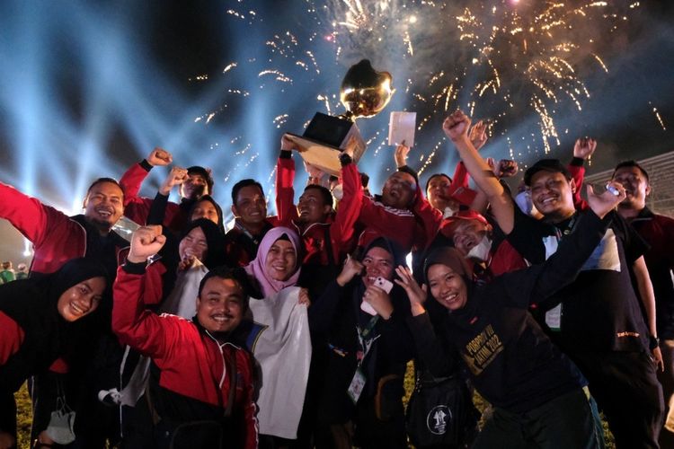 Sejumlah atlet dari kontingen Surabaya mengangkat piala Juara Umum di ajang Porprov Jatim 2022.