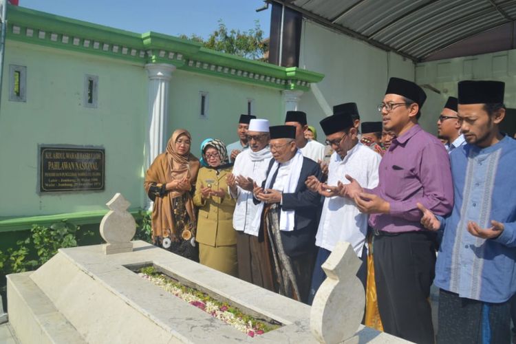 Maruf Amin bersama para pengasuh Pesantren Bahrul Ulum Tambakberas Jombang, memanjatkan doa saat menziarahi makam KH Wahab Chasbullah, pendiri NU sekaligus pahlawan nasional, di kawasan Pesantren Tambakberas Jombang, Senin (3/9/2018).