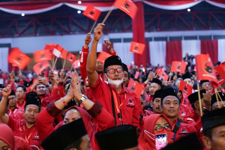 Kader Partai Demokrasi Indonesia Perjuangan menghadiri perayaan HUT ke-50 PDI P di JI Expo Kemayoran, Jakarta, Selasa (10/01/2023).