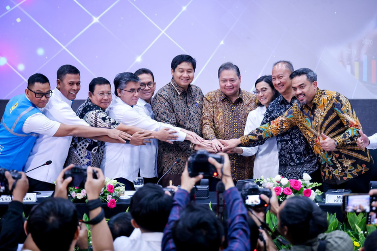 Menperin Agus Gumiwang Kartasasmita berfoto bersama dengan para menteri bidang perekonomian dan direktur perusahaan BUMN dalam Konferensi Pers Paket Kebijakan Ekonomi untuk Kesejahteraan di Gedung Kemenko Perekonomian, Jakarta, Senin (16/12/2024). 