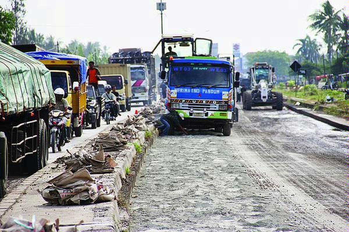 Jalan pantura di Patrol, Kabupaten Indramayu, Jawa Barat, selalu padat dan macet, Kamis (5/8). Kemacet an terjadi karena satu jalur, yakni jalur dari Jakarta ke Jawa Tengah, sedang diperbaiki.