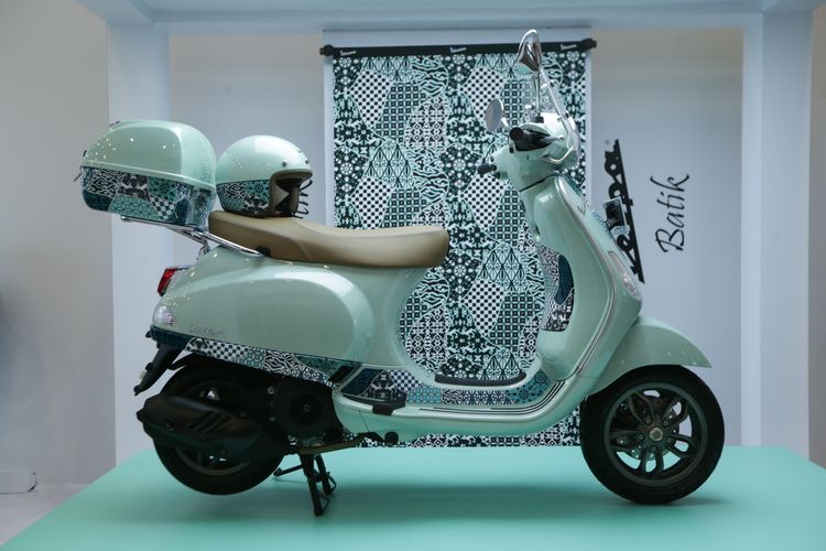 Vespa batik dipamerkan di acara Jakarta Sneaker Day (JSD) 2023 di Indonesia Convention Exhibition Bumi Serpong Damai (ICE BSD), Tangerang, Banten, Sabtu (25/2/2023). Acara sneaker terbesar di Indonesia ini menjadi wadah bagi para pecinta sneaker, seniman, maupun atlet untuk mengetahui inovasi dan perkembangan terbaru seputar sneaker.

