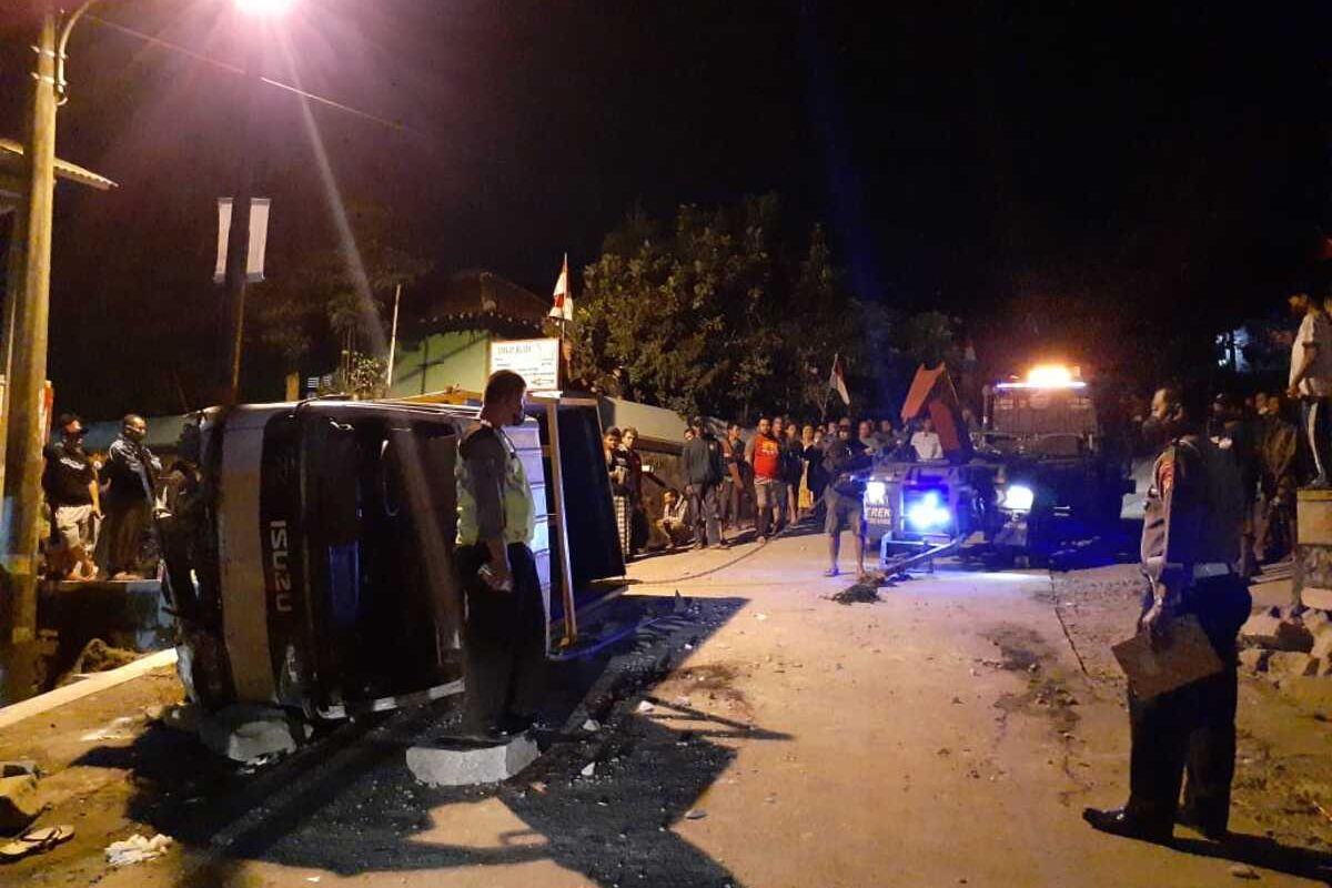 Situasi truk yang mengalami kecelakaan tunggal di Jalan Breksi tepatnya di depan Gapura Gunung Sari, Dusun Gunung Sari, Sambirejo, Prambanan, Sleman. akibat kecelakaan ini Lima orang meninggal dunia.