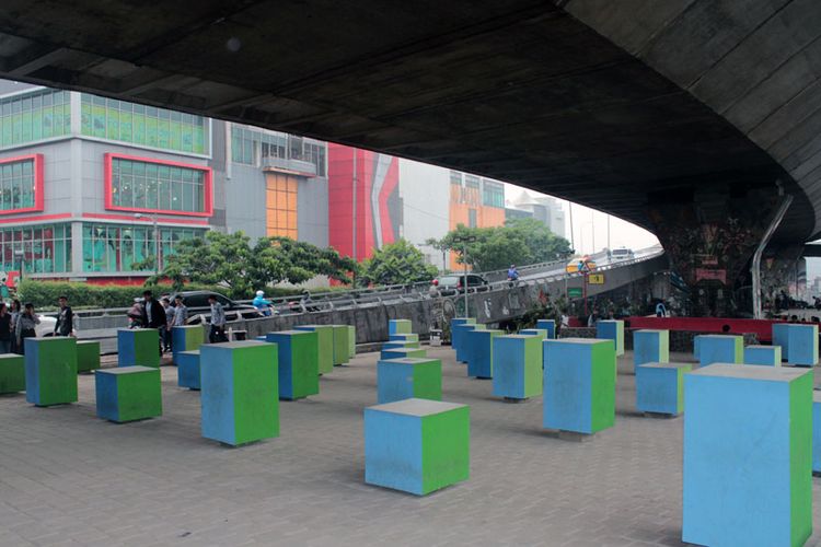 Bangku-bangku single di Taman Jomblo, Kota Bandung.