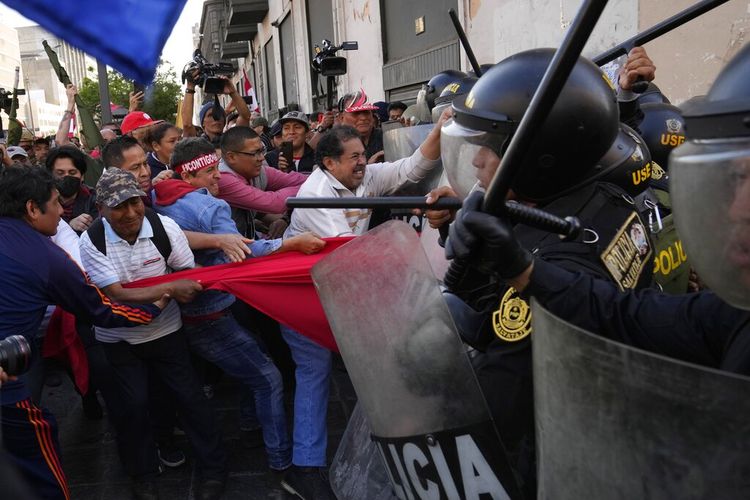 Demonstran anti-pemerintah bentrok dengan polisi anti huru hara di dekat istana pemerintah, di Lima, Peru, Sabtu, 5 November 2022.