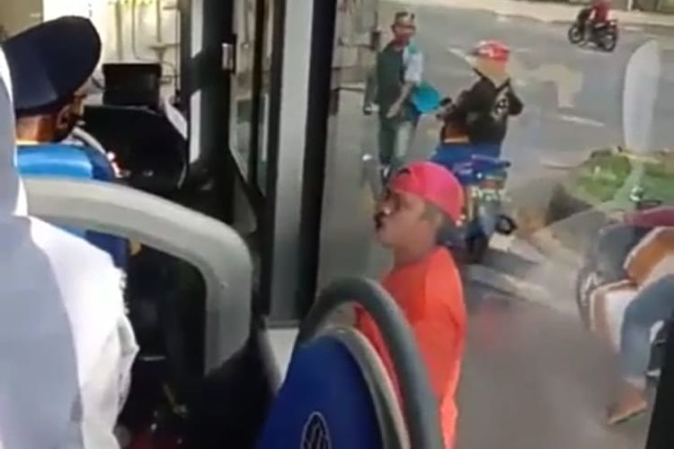 Video sebuah Bus Trans Mamminasata (Makassar-Maros-Sungguminasa-Takalar) di lempari oleh dua orang menggunakan batu hingga kaca mobil pecah viral diberbagai media sosial.