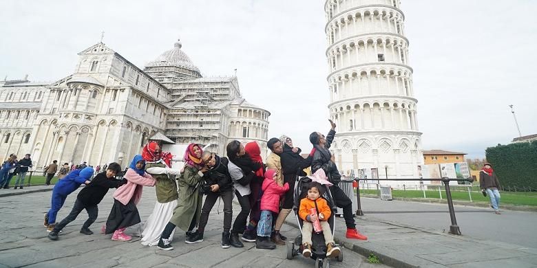 Keluarga Gen Halilintar tengah traveling ke Menara Pisa, Italia baru-baru ini.