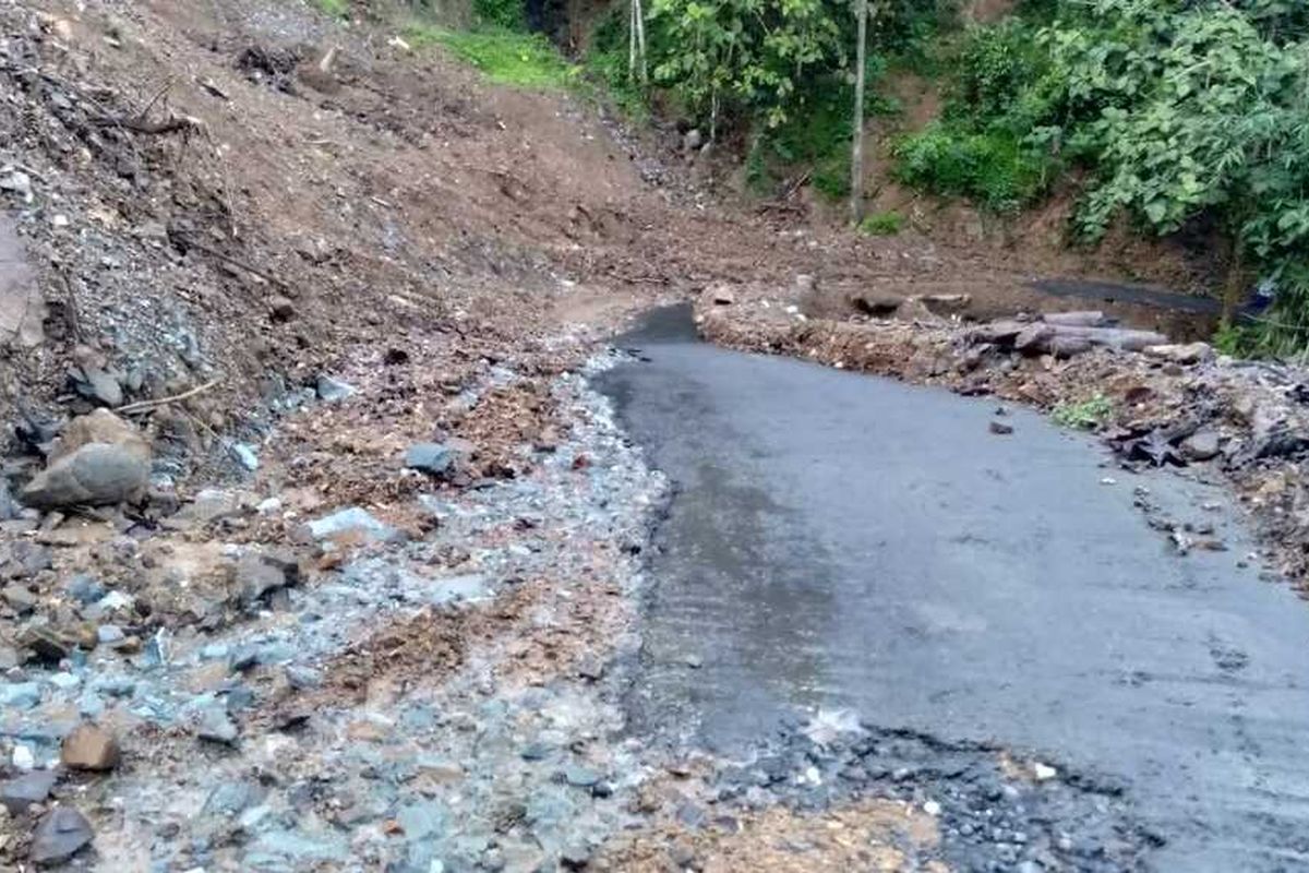 Kondisi saat ini jalan kabupaten yang menghubungkan dua pedukuhan tertutup material longsor di Pedukuhan II, Kalurahan Kalirejo, Kapanewon Kokap, Kabupaten Kulon Progo, Daerah Istimewa Yogyakarta. Belasan warga sempat mengungsi akibat banjir yang disertai longsor.