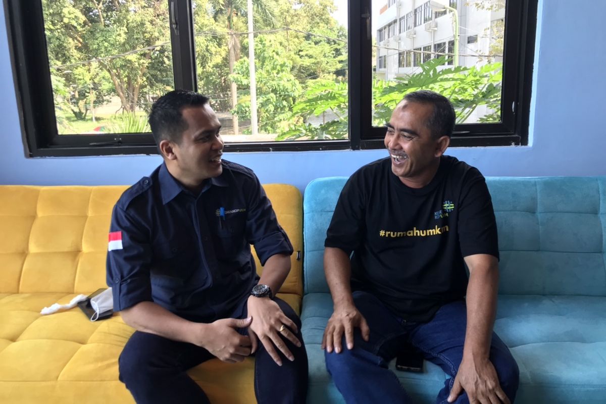 Asisten Deputi Pengembangan Ekosistem Bisnis Kementerian Koperasi dan Usaha Kecil Menengah (UKM), Irwansyah Putra; dan Koperasi dan UMKM, Kepala Dinas Koperasi UKM Provinsi NTB Ahmad Masyhuri di PLUT NTB, Sabtu (16/7/2022).
