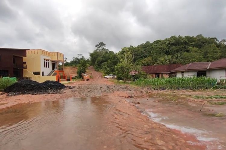 Aktivitas tambang diduga ilegal yang menggunakan jalan warga di kawasan Muang Dalam, Lempake Samarinda, Kalimantan Timur, Jumat (03/09/2021).