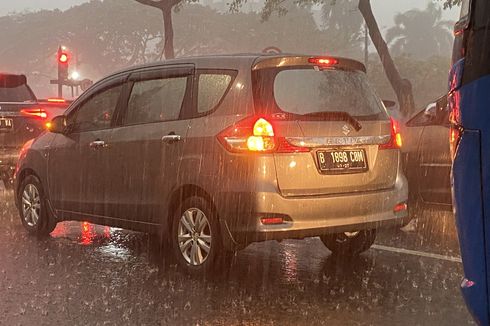 Ketahui Etika Pakai Lampu Hazard di Jalan Tol Saat Hujan