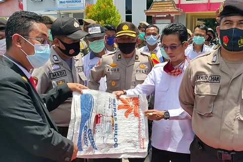 Pengunjuk Rasa Membawa Karung Beras Bansos Bergambar Bupati Ogan Ilir