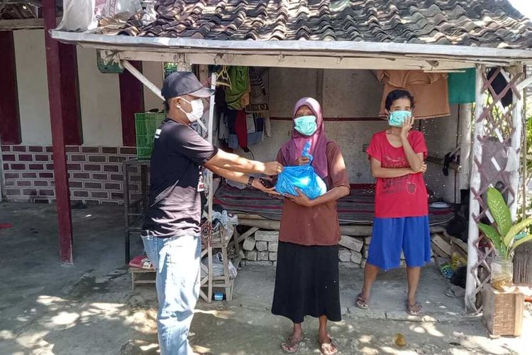 Aktivis Jaka Jatim Pamekasan blusukan ke rumah-rumah warga yang menjalani isolasi mandiri di Kecamatan Tlanakan, Selasa (13/7/2021) sambil membagikan paket Sembako dan alat pelindung diri serta masker kepada warga.