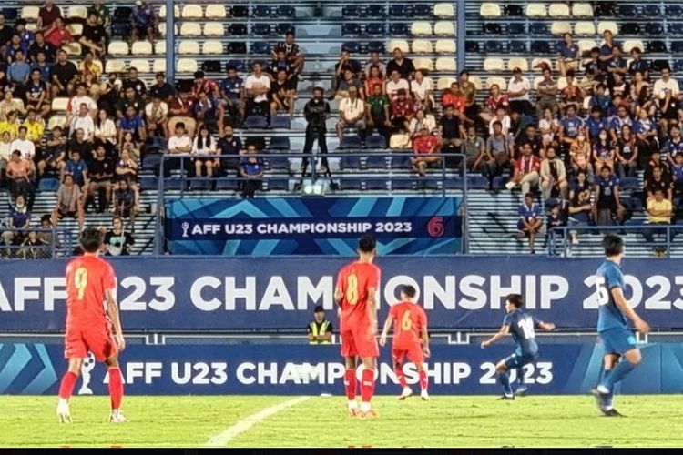 Suasana pertandingan Thailand vs Myanmar pada matchday pertama Grup A Piala AFF U23 2023 yang digelar di PTT Stadium, Rayong, pada Kamis (17/8/2023) malam WIB. Thailand berhasil mengalahkan Myanmar dengan skor 3-0. (Sumber foto: Tangkapan layar Twitter ASEAN Football)