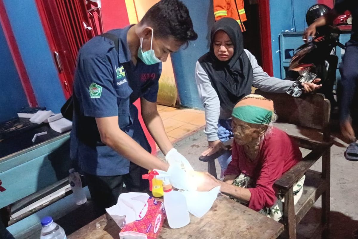 Regu 04 Tim damkar Pamekasan berusaha melepas cincin di tangan kanan Marsuna di Pamekasan, Kamis (28/8/2025)