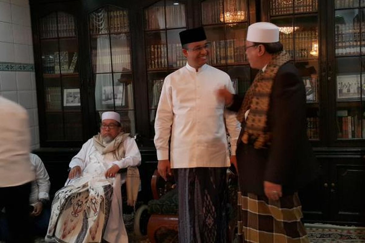 Calon gubernur DKI Jakarta Anies Baswedan menghadiri acara peringatan maulid nabi di rumah Abuya KH Saifuddin Amsir, Cipinang Melayu, Jakarta Timur, Selasa (31/1/2017).