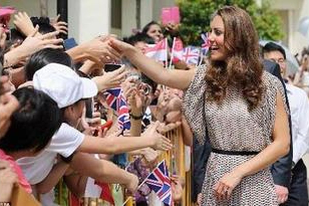 Kate Middleton memilih gaun rancangan desainer Singapura, Raoul, di hari keduanya. Hal ini sebagai bentuk penghargaan untuk desainer lokal di tempat yang dikunjunginya.