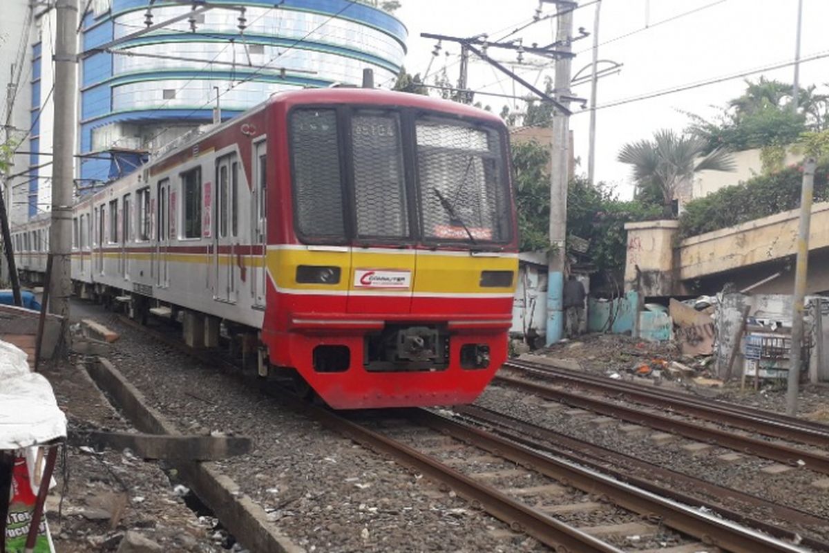 Kereta commuter line melintas di perlintasan kereta api Mangga Dua, Jakarta Utara, Senin (11/2/2019).