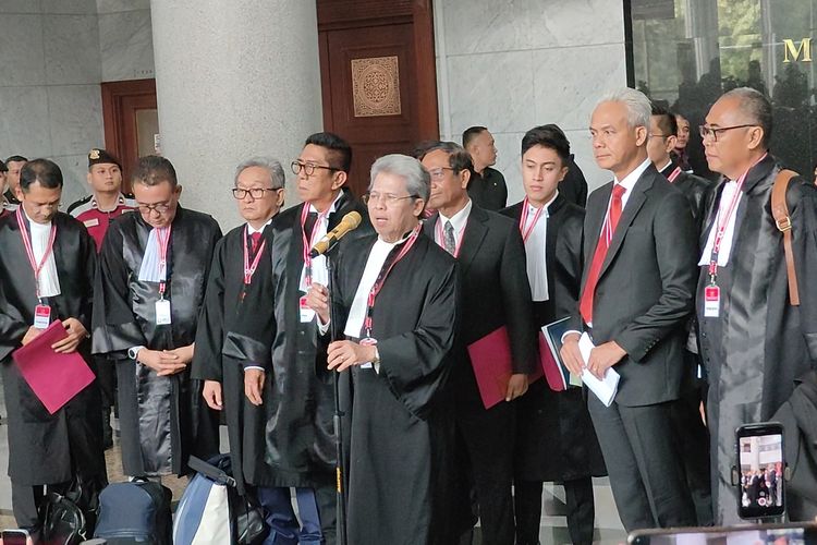 Ketua Tim Hukum Ganjar-Mahfud, Todung Mulya Lubis (berdiri paling depan di tengah) usai mengikuti sidang gugatan sengketa Pilpres 2024 di Gedung Mahkamah Konstitusi (MK), Jakarta, Rabu (27/3/2024).