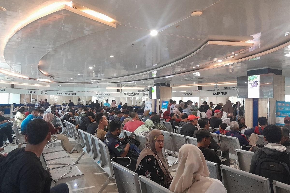 Warga antusias mengikuti program penghapusan denda pajak kendaraan bermotor di Kantor Samsat Karawang, Kamis (20/3/2025).