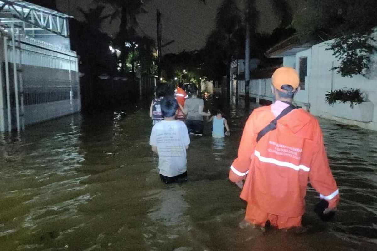 Luapan Kali Krukut di Cipete Selatan, Cilandak, Jakarta pada Senin (5/10/2020) dini hari.