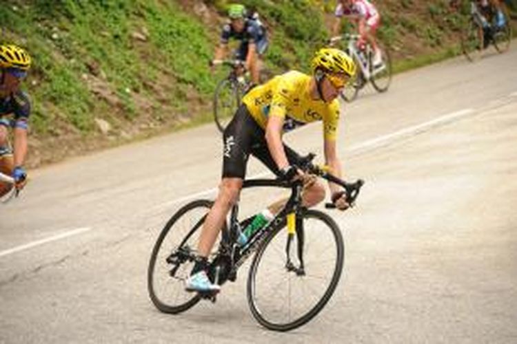 Pebalap sepeda asal Inggris, Christoper Froome, menikung di lintasan menuju Semnoz pada Tour de France ke-100, Sabtu (20/7/2013).