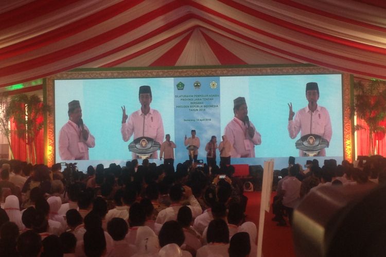 Presiden Joko Widodo hadir di dalam silaturahmi dengan para penyuluh agama di Semarang, Sabtu (14/4/2018).