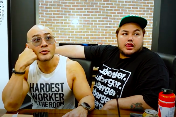 Ivan Gunawan saat berkeliling studio podcast milik Deddy Corbuzier