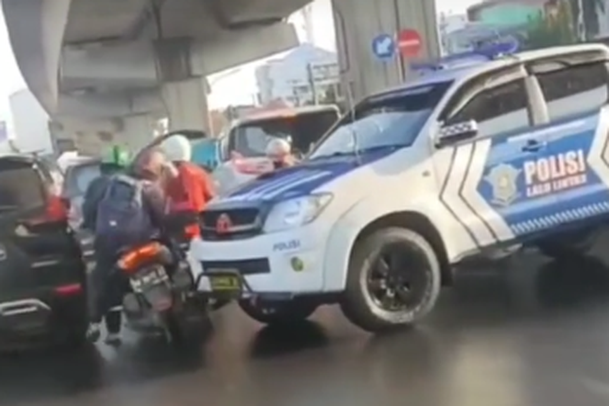 Tangkapan layar video yang memperlihatkan mobil patroli dan pengawalan (patwal) menabrak pengendara motor lalu pergi begitu saja.