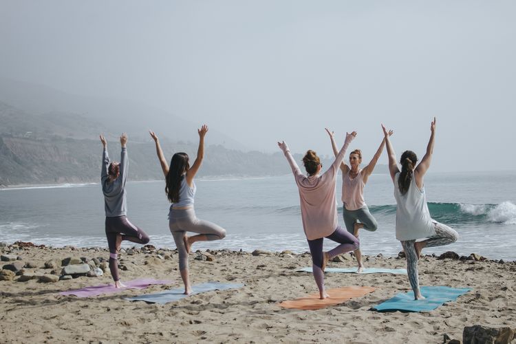 Meski yoga untuk meninggikan badan mungkin tidak ada, ada beberapa pose yoga dapat membantu memanjangkan tulang belakang, membangun kekuatan inti, dan memperbaiki postur.