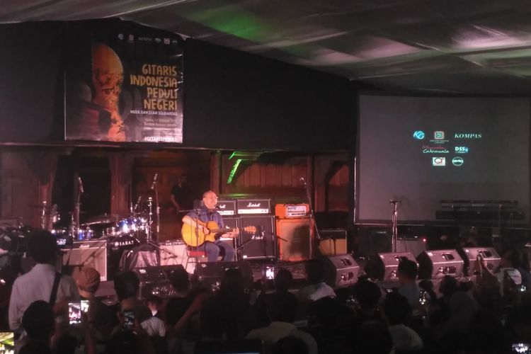 Ebiet G Ade tampil di konser konser Gitaris Indonesia Peduli Negeri: Musik dan Syair Solidaritas di Bentara Budaya Jakarta (BBJ), Palmerah Selatan, Jakarta Pusat, Kamis (11/10/2018) malam. 