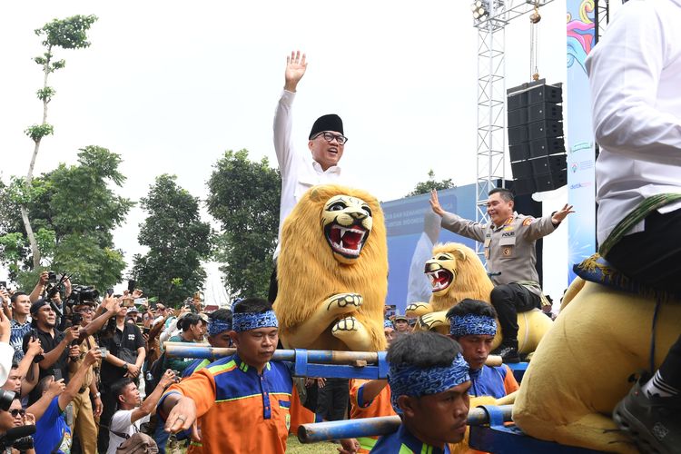 Menteri Desa dan Pembangunan Daerah Tertinggal (Mendes PDT) Yandri Susanto dalam gelaran Peringatan Pertama Hari Desa di Lapangan Desa Cisaat, Kecamatan Ciater, Subang, Selasa (14/1/2025).