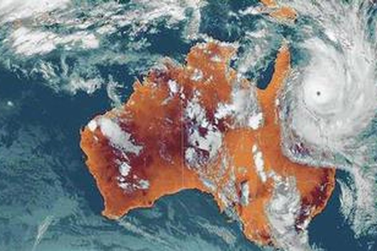 Foto satelit Topan Yasi yang tengah mengarah ke daratan Queensland, Australia.