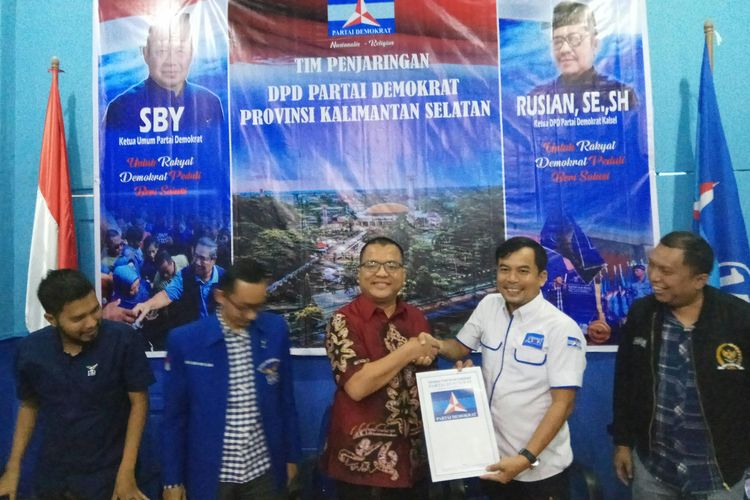 Denny Indrayana mengambil formulir pendaftaran calon gubernur di sekretariat Partai Demokrat Kalsel, Minggu (13/10/2019).