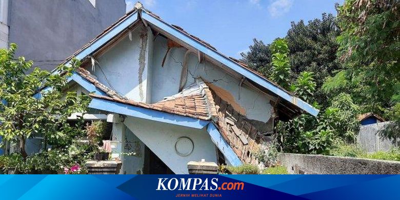 Bangunan Ringkih dan Berada di Bibir Kali, Satu Rumah di Ciracas Roboh - Vimarsana News
