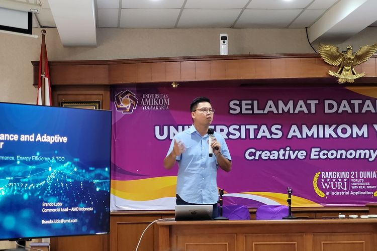 Brando Lubis, Commercial Lead AMD Indonesia sedang mempresentasikan produk teknologi AMD di sebuah acara yang berlangsung di Universitas Amikom Yogyakarta, Senin (4/3/2024).
