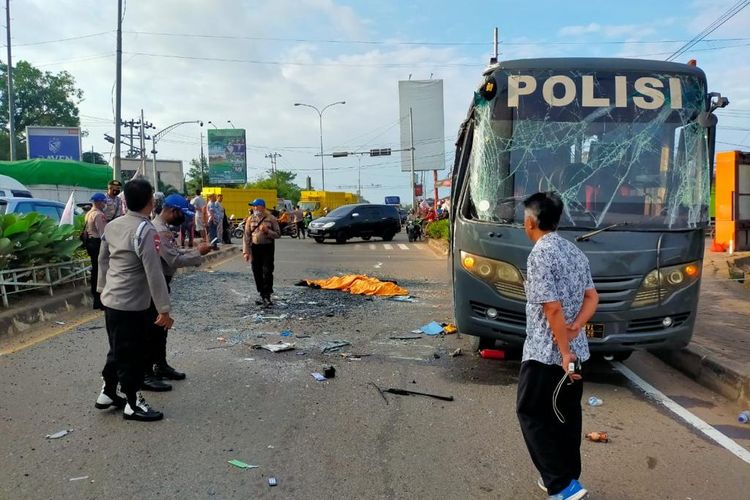Bus Sekolah Polisi Negara Polda Jambi bertabrakan dengan truk pengangkut kayu, pada Selasa (7/12/2021). Kecelakaan ini tewaskan satu calon bintara asal Papua. 