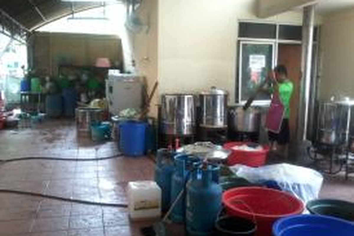 Seorang petugas dapur Masjid Istiqlal sedang memasak beras  untuk keperluan makanan berbuka gratis di Masjid Istiqlal, Minggu (29/6/2014).

