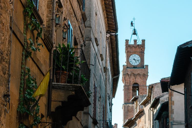 Ilustrasi menara jam di Pienza, Italia. Lonceng di jam bersejarah ini dimatikan pada waktu tertentu karena dianggap mengganggu oleh wisatawan.