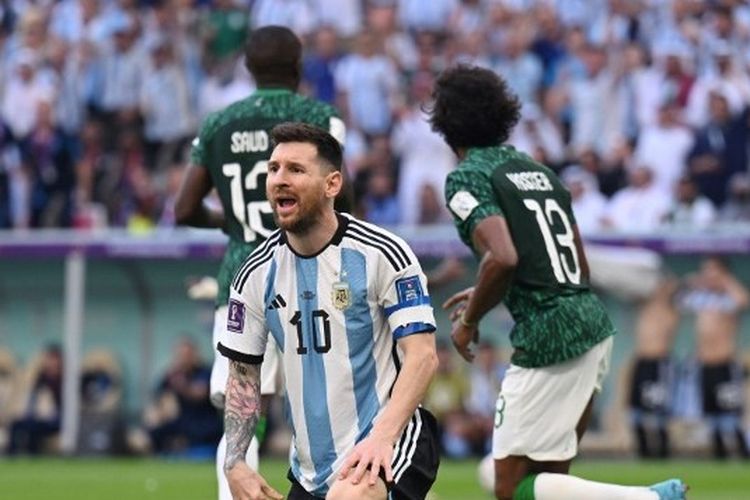 Hasil Argentina vs Arab Saudi: Ekspresi kecewa kapten timnas Argentina, Lionel Messi, ketika bermain melawan Arab Saudi pada laga Grup C Piala Dunia 2022 Qatar di Stadion Lusail, Selasa (22/11/2022) sore WIB. Lionel Messi dkk di luar dugaan kalah tipis 1-2 dari Arab Saudi.