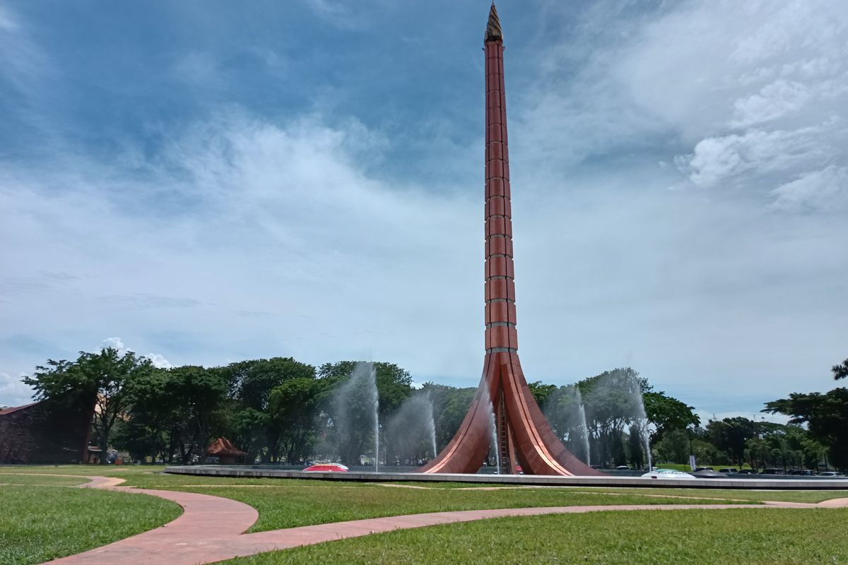 Wajah baru wisata TMII yang mulai dibuka kembali pada hari ini, Minggu (20/11/2022). Pengunjung tampak mulai memadati tempat wisata tersebut setelah beberapa waktu sempat ditutup karena revitalisasi. 