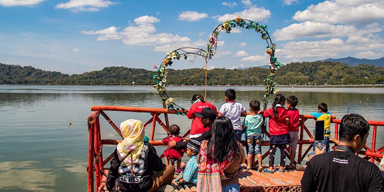 Wisatawan Berkeliling Waduk Rawa Jombor Klaten dengan Naik Perahu.