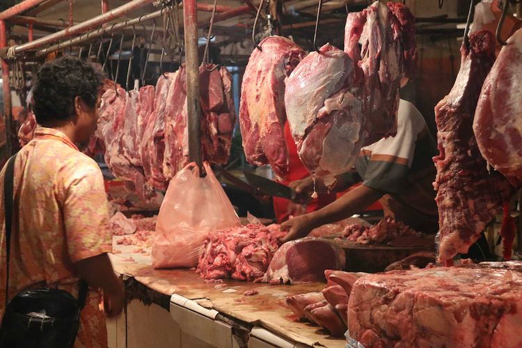 Daging kerbau beku asal India dijual di pasaran bersama daging segar sapi Australia.
