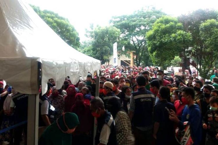 Hari pertama dibuka, pasar murah di gedung serbaguna Pemprov Sumut penuh sesak oleh warga sejak pagi, Minggu (17/5/2020)