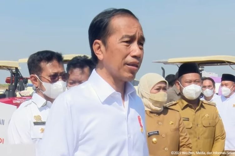 Presiden Joko Widodo memberikan keterangan pers usai meluncurkan food estate berbasis mangga di Gresik, Jawa Timur, Senin (22/8/2022). 