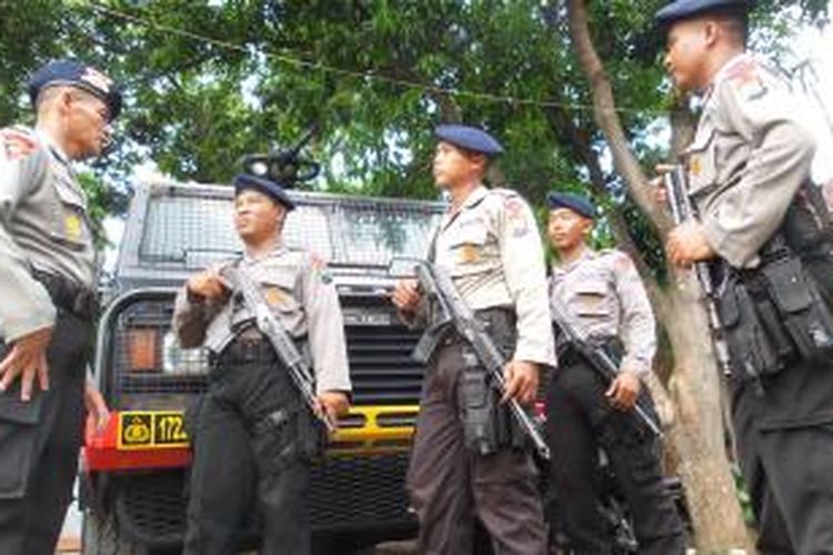 Sejumlah personel Brimob Polda Jawa Timur menjaga Kantor KPU Mojokerto, Selasa (8/12/2015). Pengamanan diperketat setelah ada pasangan calon yang dicoret karena tak memenuhi syarat sehingga memunculkan potensi eskalasi massa.