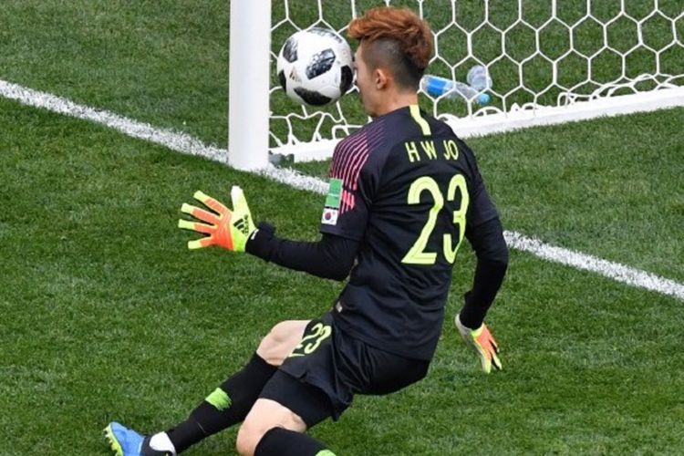 Kiper Korea Selatan, Cho Hyun-woo, menahan tembakan pemain Swedia pada laga Grup G Piala Dunia 2018 di Nizhny Novgorod, 18 Juni 2018. 