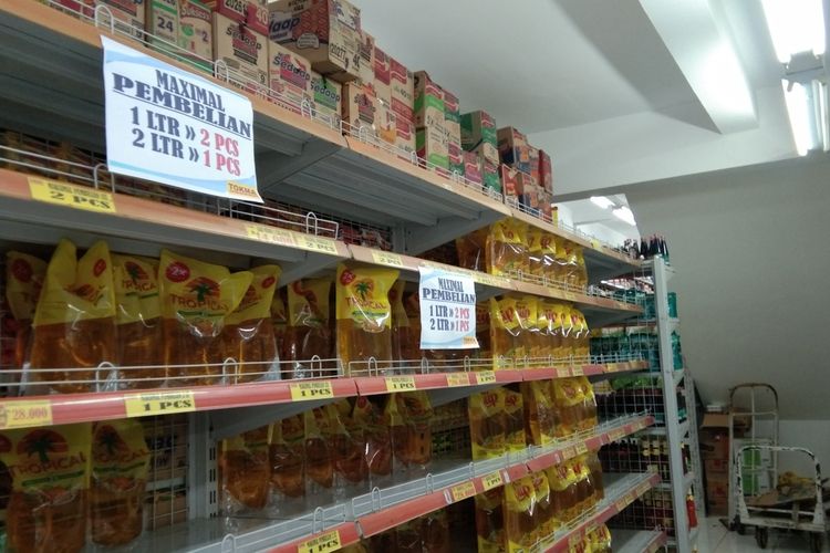 Ketersediaan minyak di salah satu supermarket di Karawang.